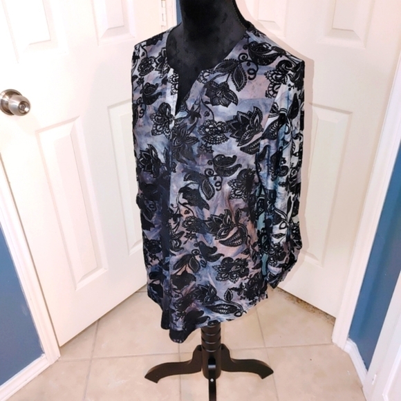 NWOT muted Tye Die w faux suede floral print. Large - Picture 1 of 9